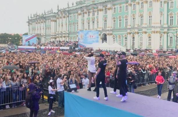 Ольга Бузова "зажгла" на Дворцовой площади Санкт-Петербурга