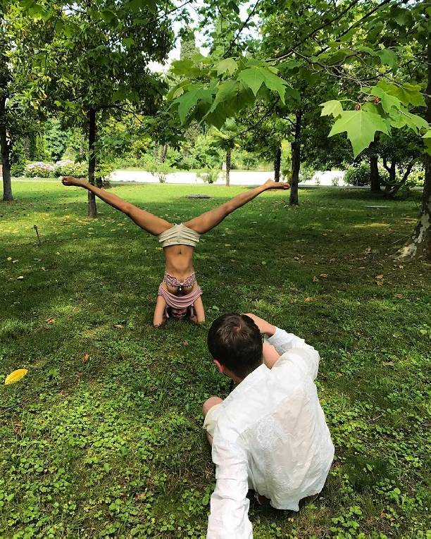 Светлана Бондарчук разочаровала поклонников фотографией с широко раздвинутыми ногами