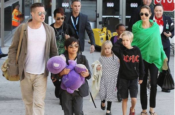 Анджелина Джоли пускает детей за покупками одних