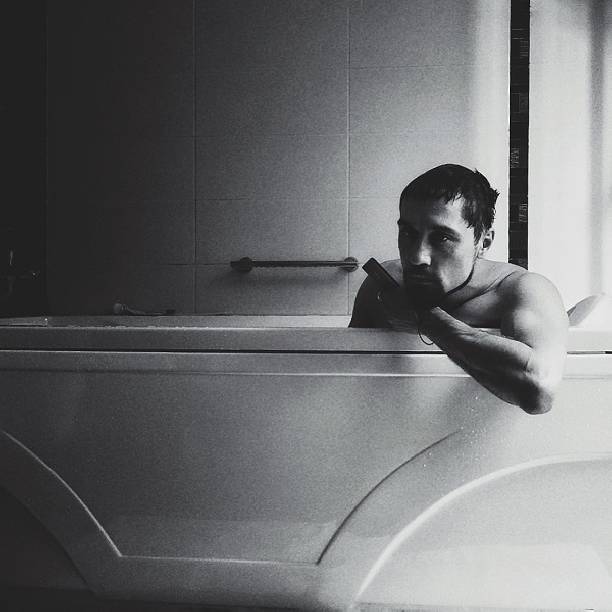 Дима Билан напугал поклонниц мрачными фотографиями из ванной комнаты