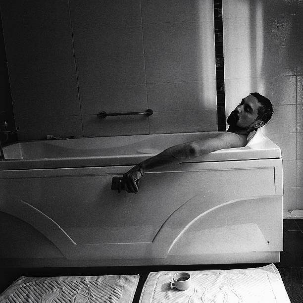 Дима Билан напугал поклонниц мрачными фотографиями из ванной комнаты