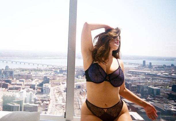 Толстушка Эшли Грэм повысила свою уверенность сексуальным нижним бельем