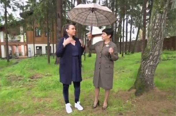 Татьяна Лютаева и Агния Дитковските похвастались новым садом возле дома