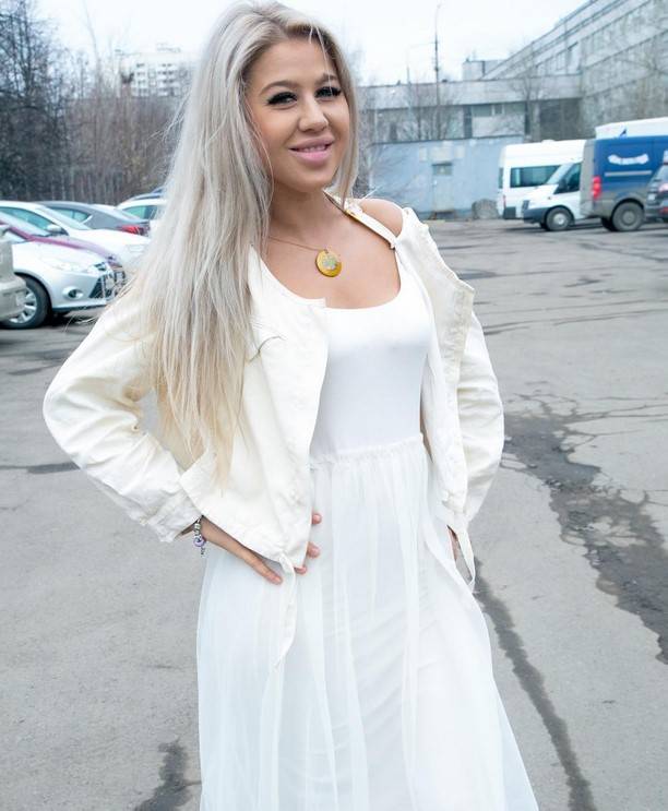 Мария Кохно презентовала в баре родителям свой новый нос