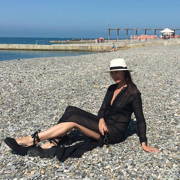 Оксана Федорова шокировала поклонников, выбрав для похода на пляж чересчур траурный наряд