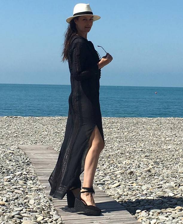 Оксана Федорова оттянулась на яхте и сделала пляжную фотосессию