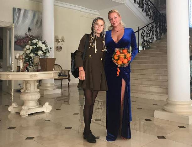 Анастасия Волочкова пришла в школу дочери в откровенном платье