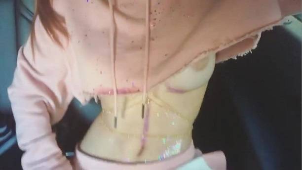 Белла Торн порадовала папарацци своим сексуальным нарядом, обнажающим грудь