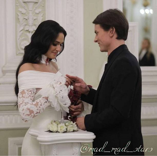 Алена Водонаева хранит молчание по поводу своей фальшивой свадьбы