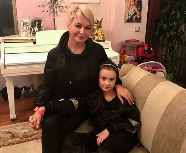 Катя Лель с трудом находит общий язык с людьми