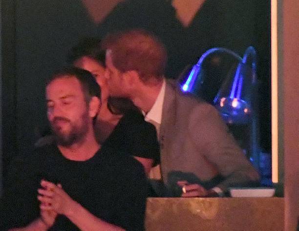 Папарацци впервые запечатлели принца Гарри и Меган Маркл за поцелуем