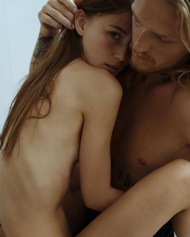 Фотограф Александр Тихомиров полностью обнажился ради фотосессии со своей новой девушкой