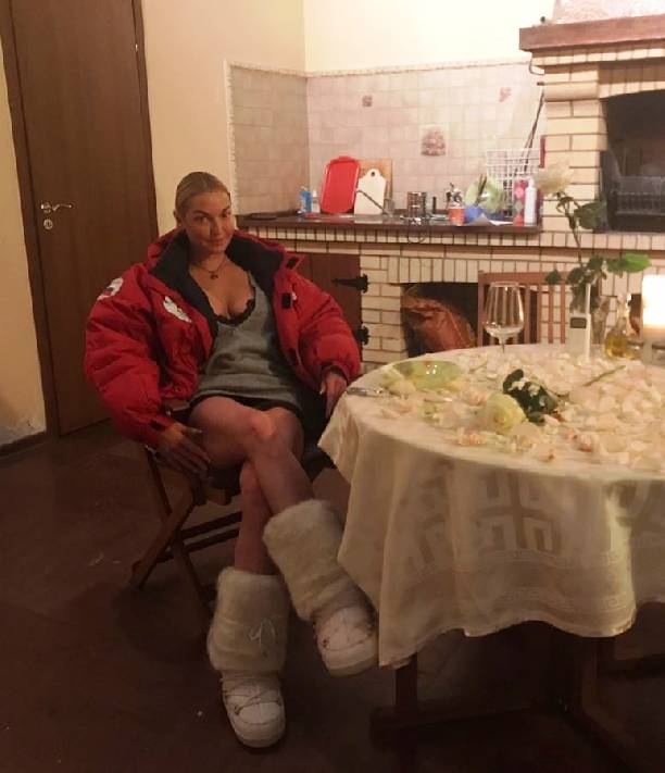 Анастасия Волочкова поделилась фотографией эротического ужина