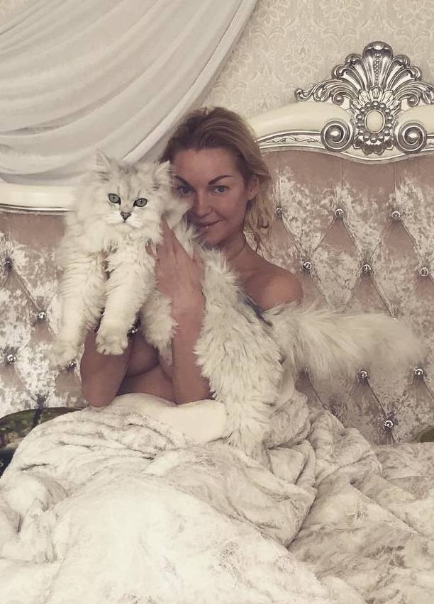 На очередные обвинения в пьянстве Анастасия Волочкова ответила пикантным фото из кровати