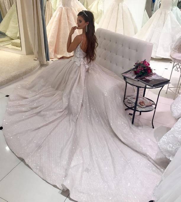 Анна Бузова заинтриговала снимком в свадебном платье