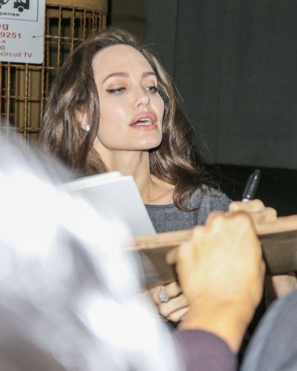 Анджелина Джоли ужаснула папарацци болезненным видом и анорексичными ногами
