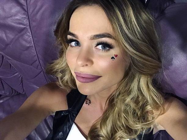 Анна Хилькевич зажгла на вечеринке Playboy в костюме сексуальной официантки