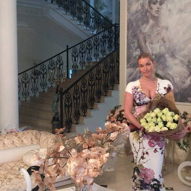 Анастасия Волочкова пригрозила своим обидчикам высокопоставленными покровителями