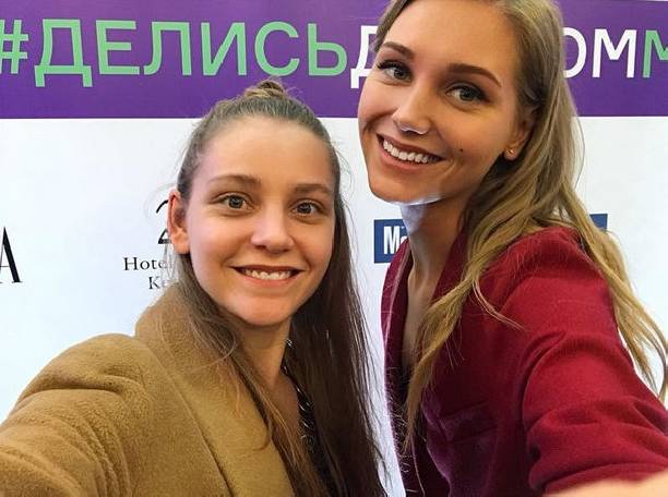 Кристина Асмус поделилась совместным снимком с младшей сестрой