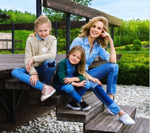 Наталья Ионова опубликовала совместный снимок с подросшими дочками