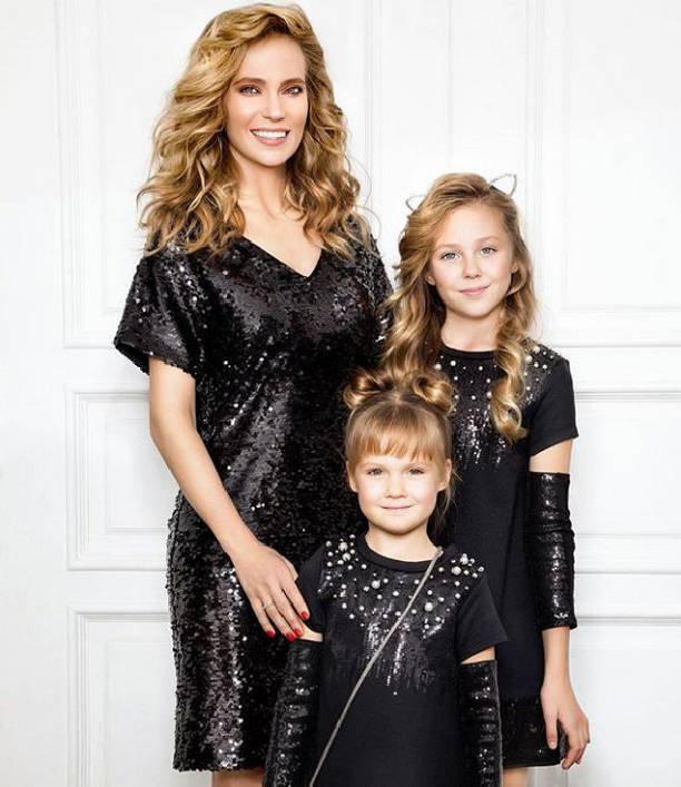 Наталья Ионова опубликовала совместный снимок с подросшими дочками