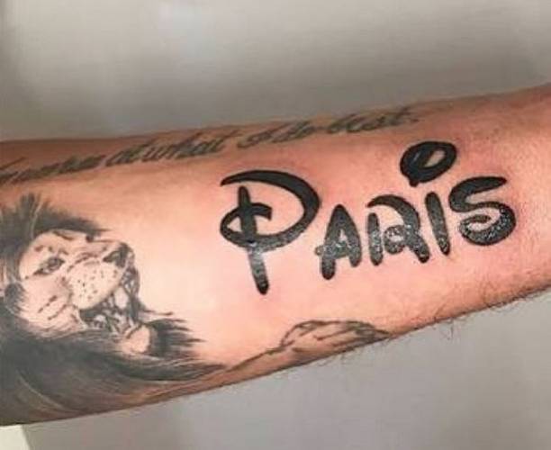 Избранник Пэрис Хилтон доказал свою любовь, сделав огромное тату с ее именем
