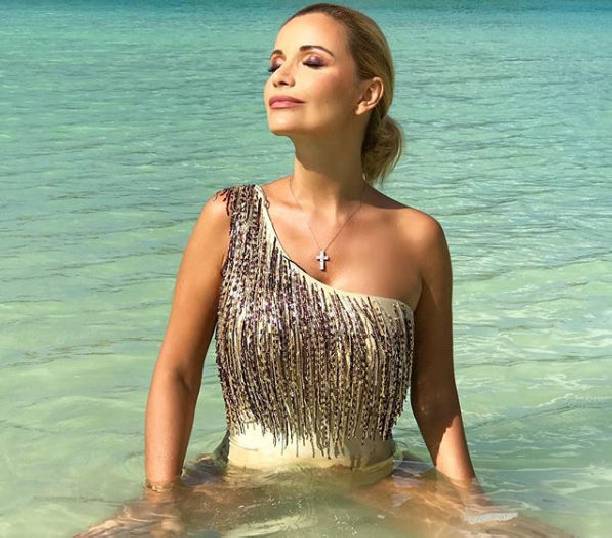 Ольга Орлова поделилась снимками в роскошном серебристом купальнике