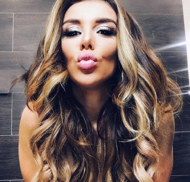 Анна Седокова поделилась обнаженным снимком в постели