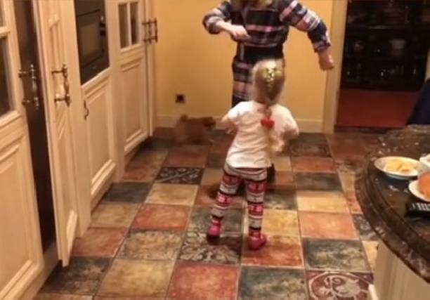 Алла Пугачева с дочкой Лизой изучает приемы карате