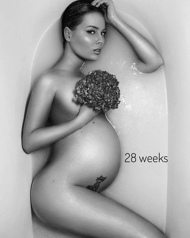 Беременная Нелли Ермолаева продолжает публиковать обнаженные снимки из ванной