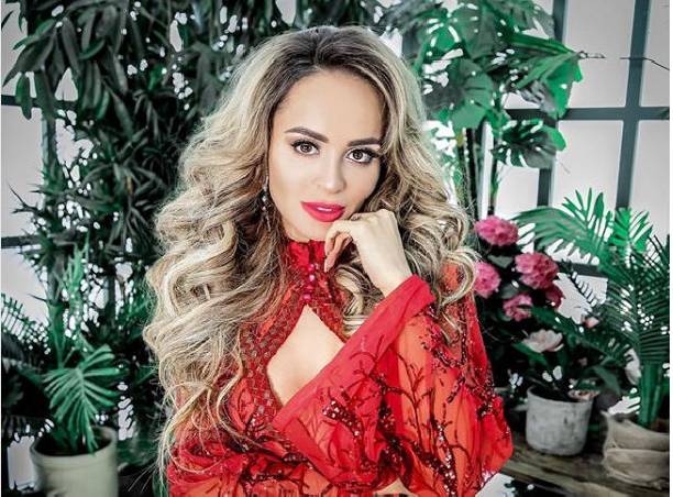 Анна Калашникова поведала о том, что в начале карьеры влиятельные люди делали ей непристойные предложения