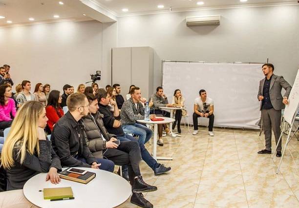Сравнив себя с Богом и пожаловавшись на дерьмовую жизнь, Антон Гусев подготовился к получению бесплатного Мерседеса