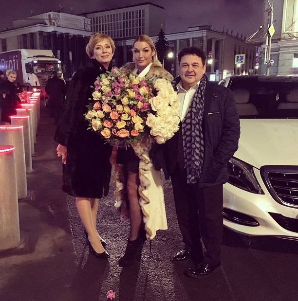 Анастасия Волочкова похвасталась, что ехала в машине на коленях женатого мужчины