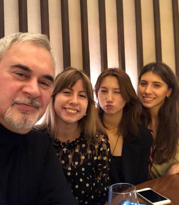 Валерий Меладзе поделился редкой фотографией с дочерьми