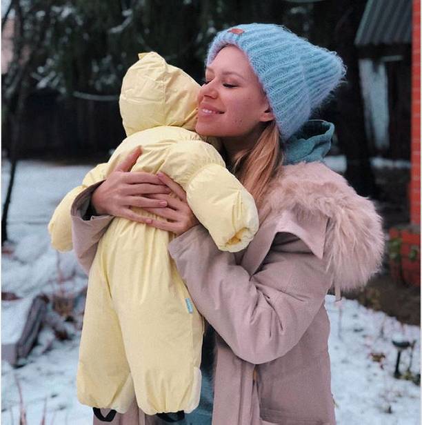 Влад Соколовский и Рита Дакота отправились с новорожденной дочкой в двухмесячное путешествие