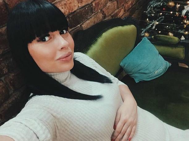 Нелли Ермолаева на последнем триместре беременности отправилась заграницу