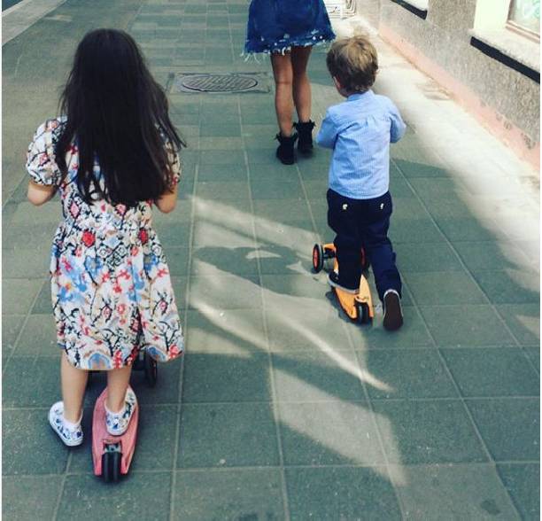 Надя Михалкова впервые опубликовала фото своей дочери