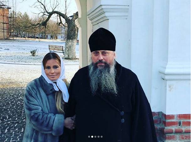 Дана Борисова посетила монастырь, при этом сделав неуместно яркий макияж