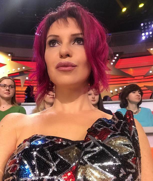 Наталья Штурм перекрасила волосы в яркий цвет