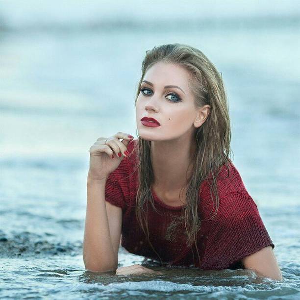Кристина Асмус продолжила водяную эротическую фотосессию
