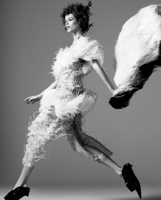 Кайя Гербер продемонстрировала невероятно худые ноги в новой фотосессии