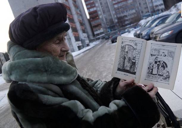 Саша Кабаева помогла собрать 500 000 рублей для бабушки, продающей сказки на морозе