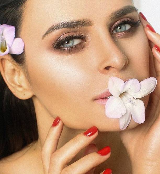 Виктория Романец предстала в новой фотосессии, прикрыв грудь лишь цветочками