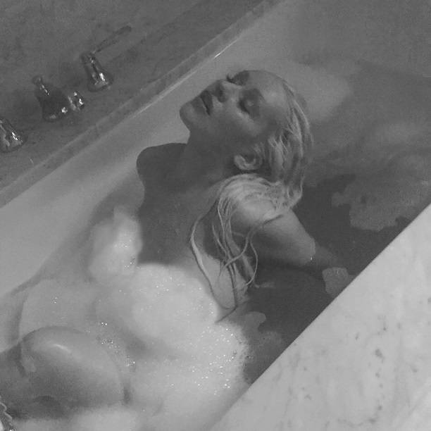 Кристина Агилера порадовала поклонников горячими фотографиями из ванной