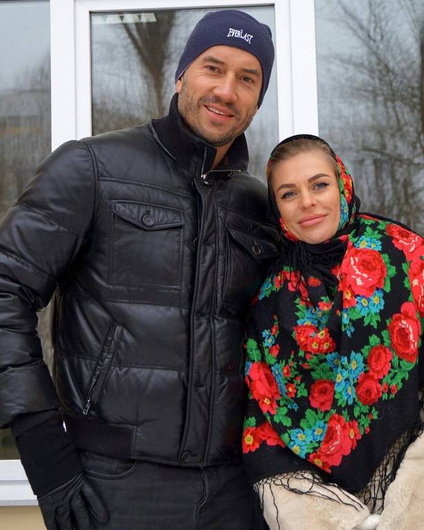 Что бы вернуться в шоу-бизнес Михаил Терехин признал себя отцом ребенка Анны Калашниковой