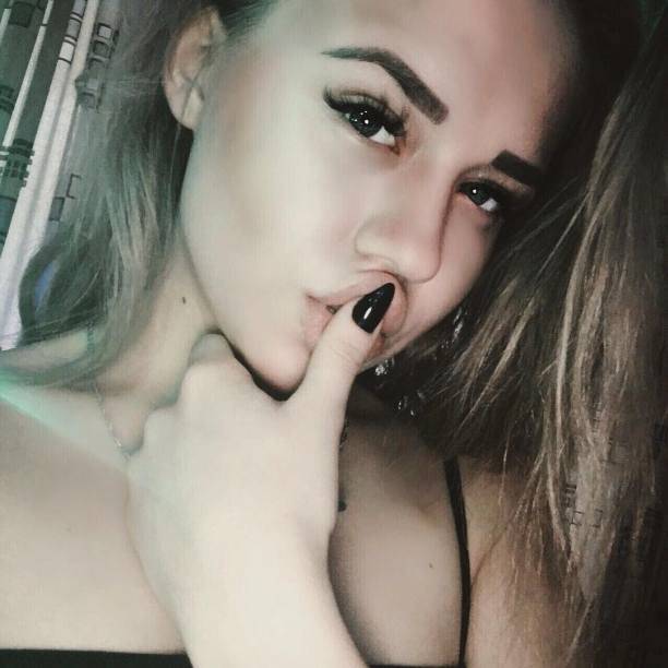 Юная певица Grivina не смогла скрыть частные фотографии 18+