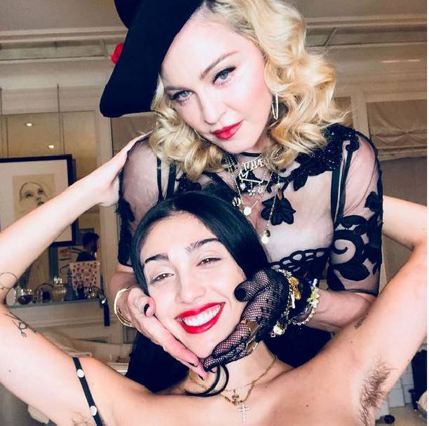 Мадонна восхитила раритетным фото, на котором ее можно спутать с дочкой