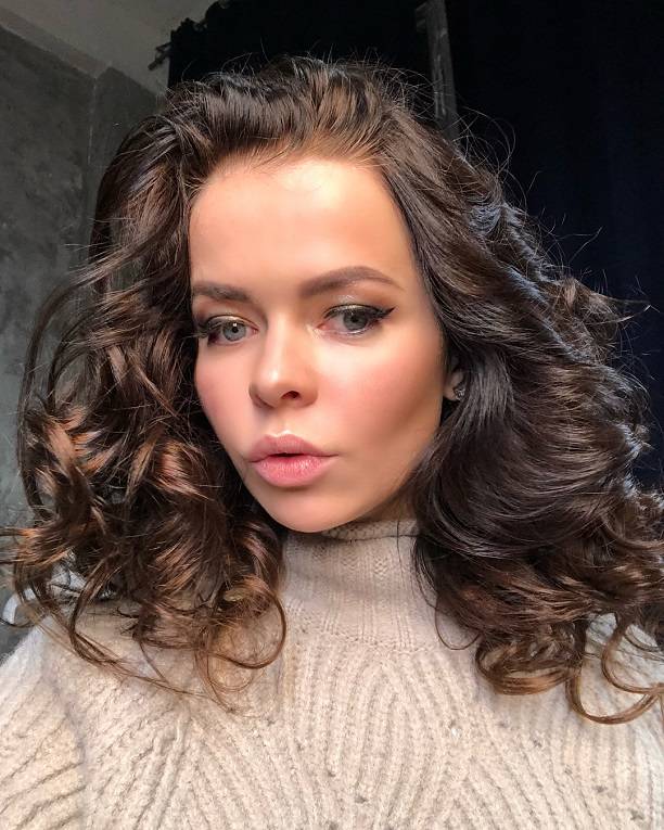 Елена Князева порадовала подписчиков фото в платье с глубоким декольте