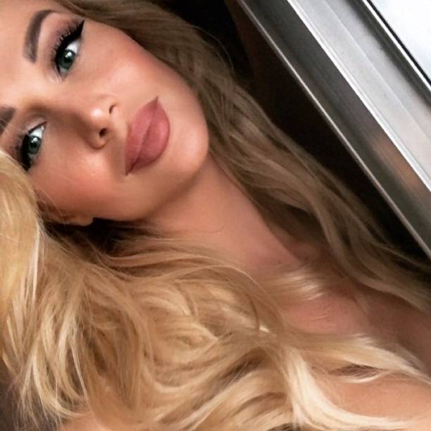 Виктория Лопырева устроила "горячую" фотосессию в купальниках со своими подружками