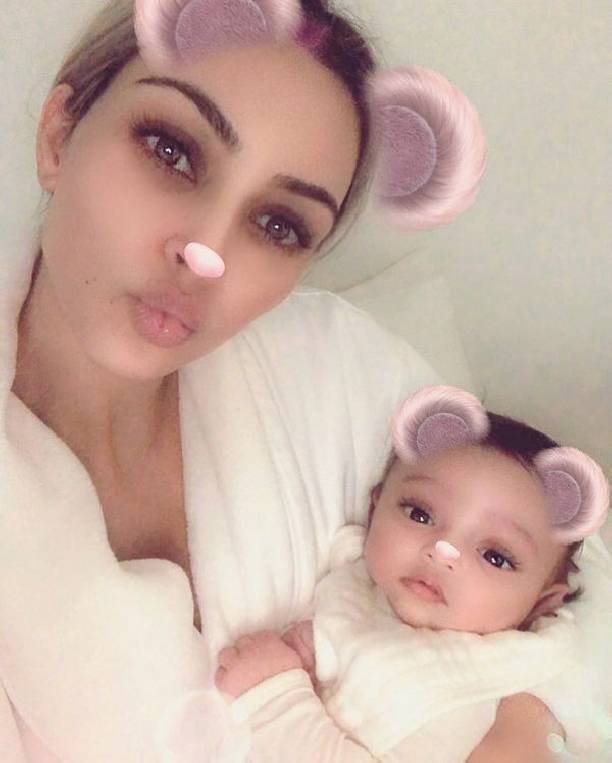 Ким Кардашьян опубликовала первое фото дочери, на котором видно ее лицо